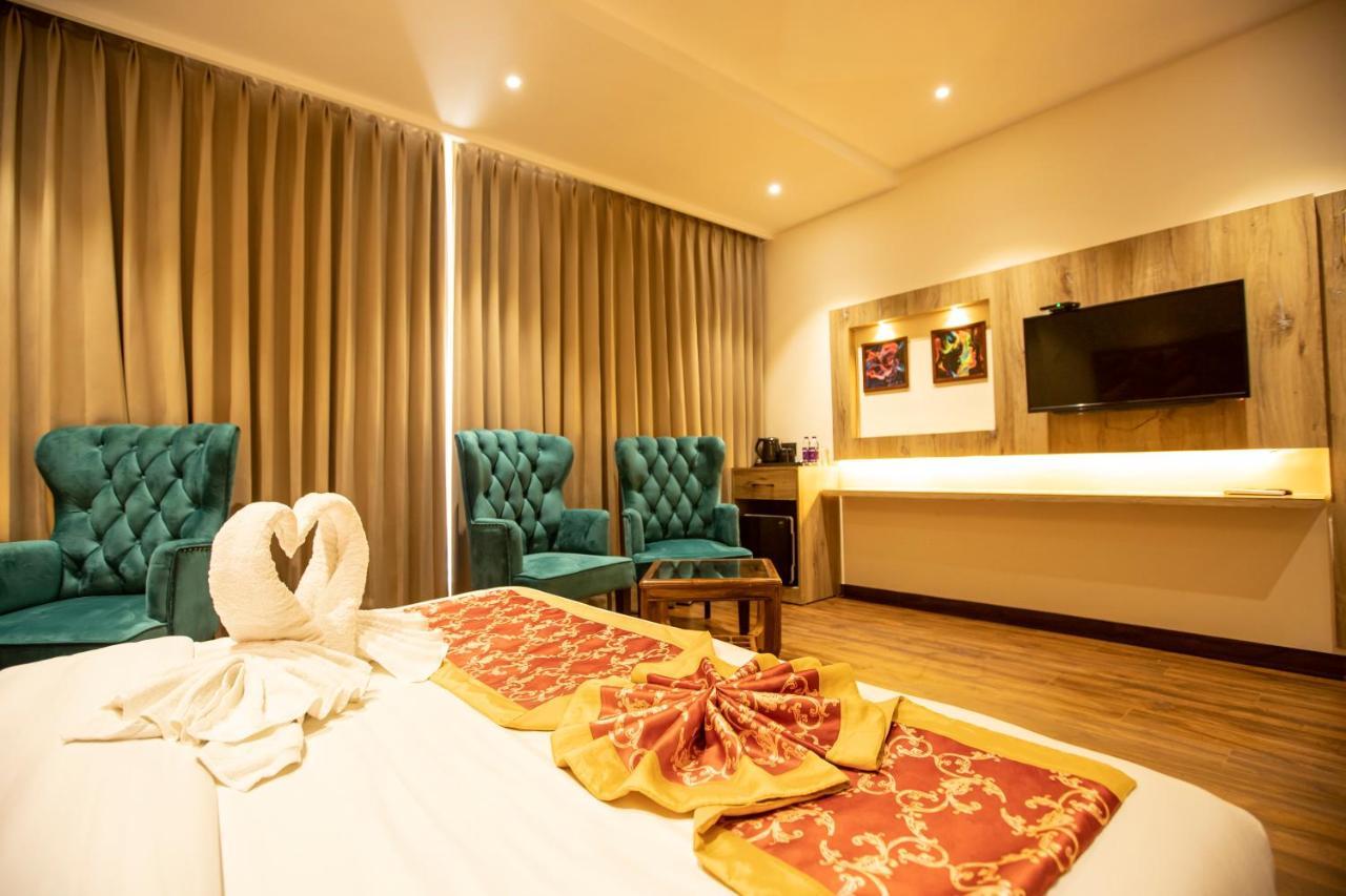 Hotel Golden Lotus Amritsar Esterno foto